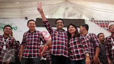 Paslon Gubernur DKI no urut 2, Basuki Tjahaja Purnama dan Djarot Syaiful Hidayat saat konferensi pers di Rumah Lembang, Jakarta, Rabu (15/2). Ahok mengingatkan pendukungnya untuk menunggu keputusan resmi dari KPUD DKI (Liputan6.com/Gempur M Surya)