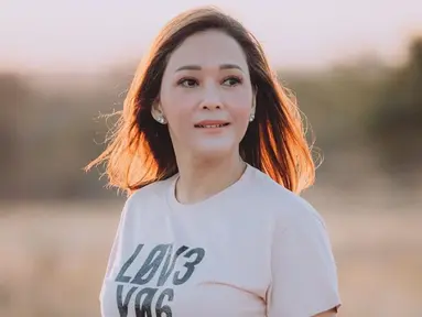 Meski menggunakan makeup natural dan sederhana, penampilan Maia kerap mencuri perhatian. Ia juga sering mengunggah foto saat tak menggunakan makeup di akun Instagram pribadinya. (Liputan6.com/IG/@maiaestiantyreal)