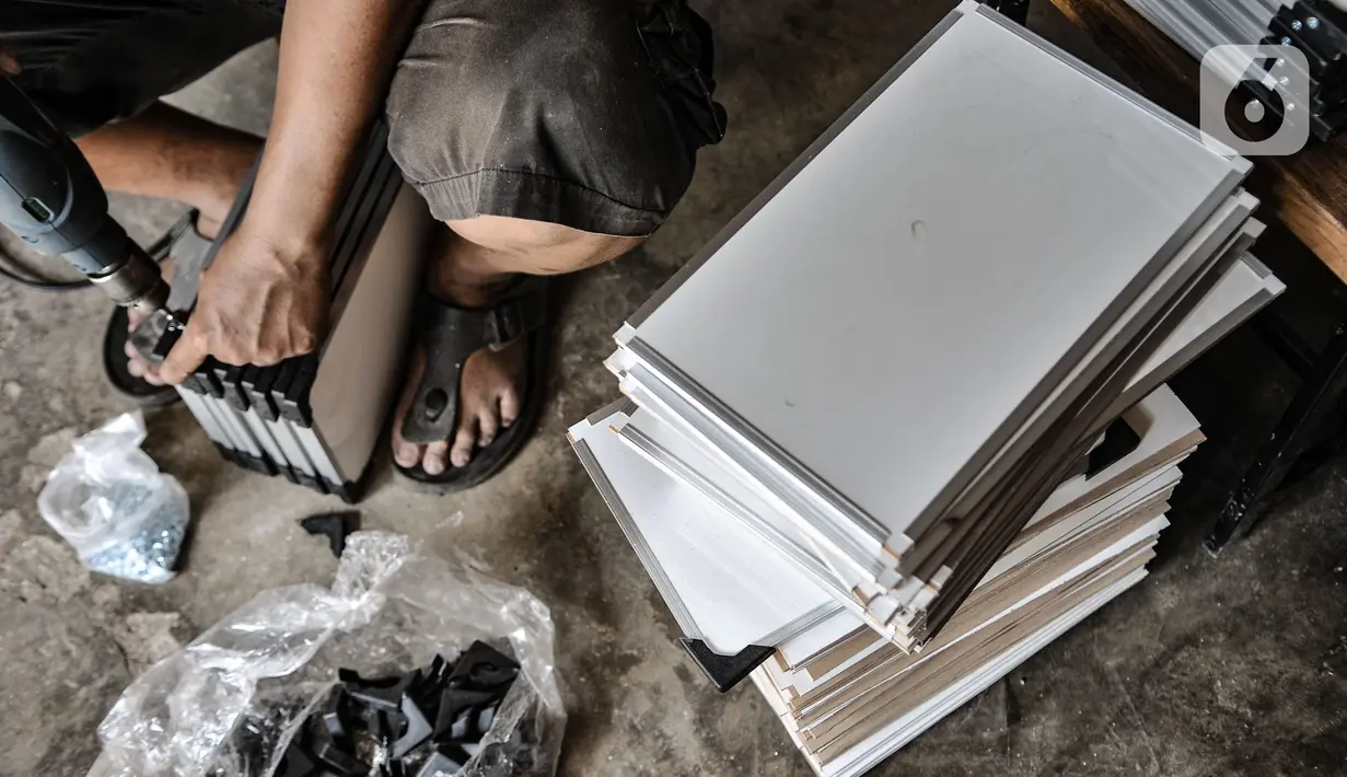 Aktivitas pekerja saat menyelesaikan produksi papan tulis di Jakarta, Rabu (3/3/2021). Selama pandemi, rata-rata dalam sehari sebanyak 15 buah papan tulis laris terjual berkat pemasaran online di masa pandemi covid-19. (merdeka.com/Iqbal S Nugroho)