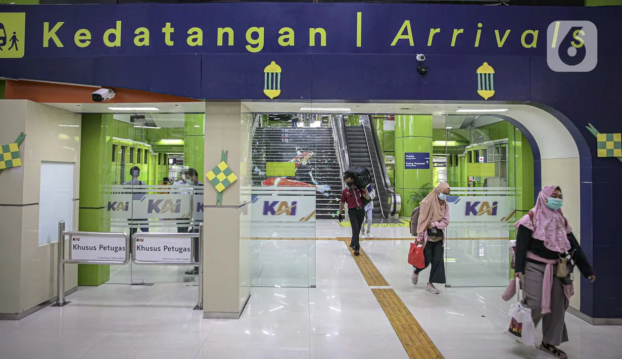 <p>Penumpang kereta api Argo Lawu dari Solo tiba di Stasiun Gambir, Jakarta, Senin (17/5/2021). Kepala Humas PT KAI Daop I Eva Chairunisa mengatakan, pada hari ini diperkirakan akan ada 2.100 penumpang kereta api jarak jauh yang akan tiba di Jakarta. (Liputan6.com/Faizal Fanani)</p>