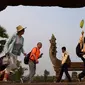 Turis mengunjungi candi Angkor Wat di provinsi Siem Reap, barat laut Kamboja pada 16 Maret 2019. Pada tahun 1992, Angkor Wat masuk ke dalam daftar Situs Warisan Dunia UNESCO. (TANG CHHIN Sothy / AFP)