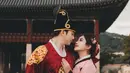 Brisia Jodie dan Jonathan Alden melakukan foto romantis dengan mengenakan baju tradisional Korea Selatan. Tampak keduanya sedang berada di negara asal K-pop tersebut. [@brisiajodie96]