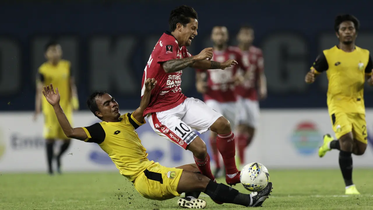Striker Bali United, Irfan Bachdim, berusaha mengamankan bola saat melawan Bhayangkara FC pada laga Piala Presiden 2019. (Bola.com/Yoppy Renato)