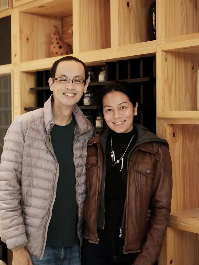 Kabar duka datang dari penyanyi dan juga penulis Dewi Lestari. Suaminya, Reza Gunawan, meninggal dunia. (Foto: Instagram/@rezagunawan)