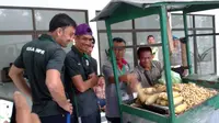Pemain Kuala Lumpur FA menikmati kacang dan jagung rebus di Stadion Maguwoharjo, Sleman, Kamis (18/1/2018). (Bola.com/Ronald Seger Prabowo)