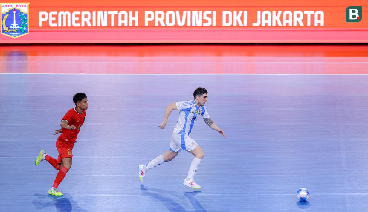 <p>Pemian Timnas Futsal Indonesia, Ardiansyah Nur (kiri) berusaha mengejar pemain Argentina, Matias Rosa dalam laga lanjutan 4 Nations World Series 2025 di Jakarta International Velodrome, Rawamangun, Sabtu (01/02/2025). (Bola.com/Bagaskara Lazuardi)</p>