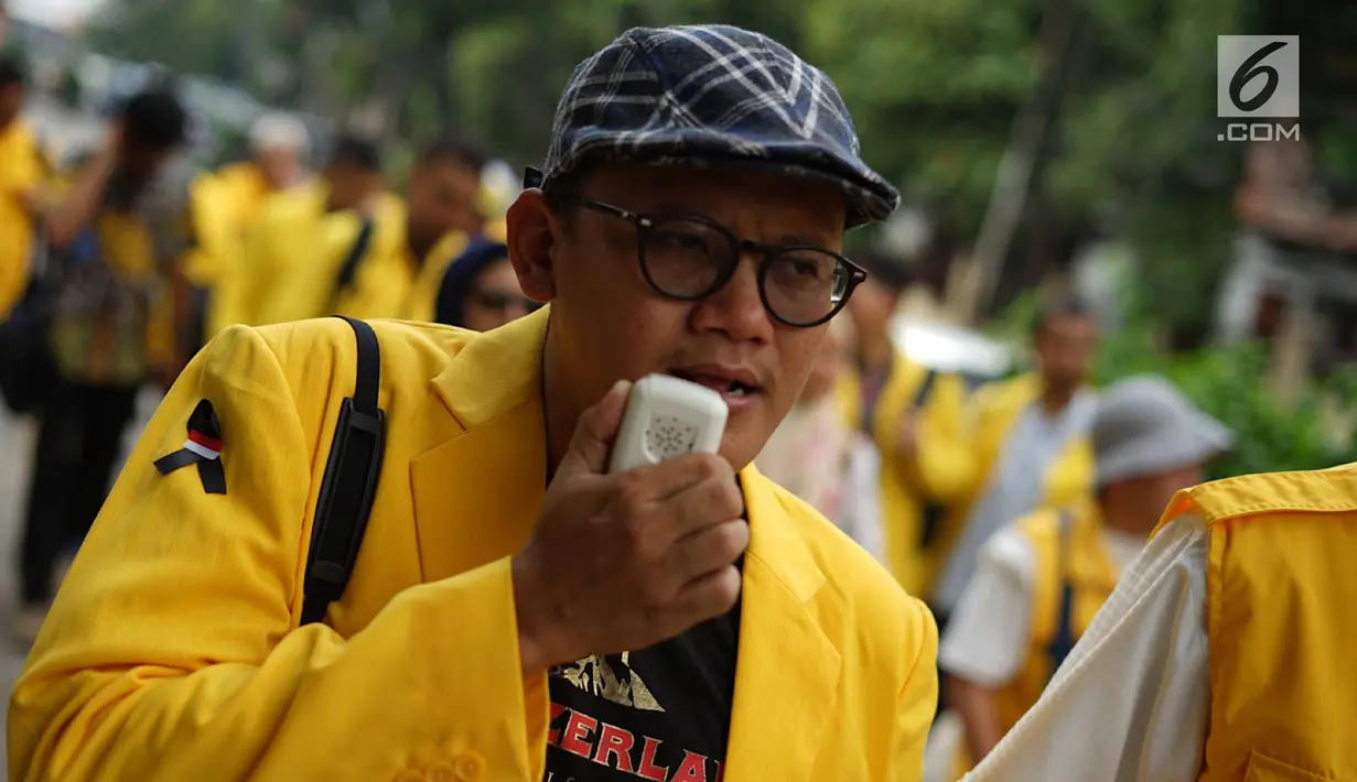 Ikatan Keluarga Besar UI (IKB UI) menyampaikan orasinya saat menggelar aksi solidaritas untuk dokter Robiah Khairani Hasibuan atau Ani Hasibuan di Kampus Universitas Indonesia, Jakarta, Jumat (17/5). Dalam aksinya, mereka menyerukan #SaveAniHasibuan. (Liputan6.com/Immanuel Antonius)