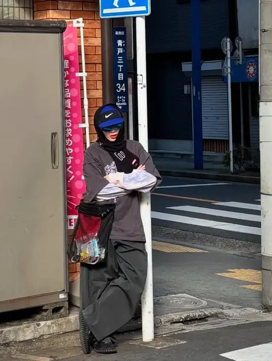 Sivia Azizah juga memilih liburan ke Jepang dengan keluarga kecilnya. Ia tampak mengenakan t shirt oversize hitam dengan inner lengan panjang dipadukan celana panjang. Dan syal hitam di atas kepalanya. [@siviazizah]