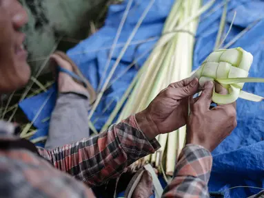 Pedagang sedang menganyam kulit ketupat di Pasar Palmerah, Jakarta, Rabu (2/6). Jelang lebaran penjualan kulit ketupat mulai ramai, omsetnya melonjak hingga 10 kali lipat. (Liputan6.com/Faizal Fanai)