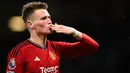 Selebrasi pemain MU, Scott McTominay setelah mencetak gol ke gawang Chelsea dalam pertandingan pekan ke-15 Liga Inggris 2023/2024 yang berlangsung di Old Trafford, Kamis (7/12/2023) dini hari WIB. (AFP/Oli Scarff)