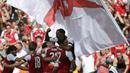Para pemain Arsenal merayakan gelar Community Shield usai mengalahkan Chelsea melalui adu penalti di Stadion Wembley, London, Minggu (6/8/2017). Arsenal berhasil menang 4-1 melalui adu penalti atas Chelsea. (AFP/Daniel Leal-Olivas)