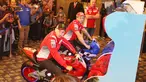 Pembalap MotoGP Andrea Dovizioso (kanan) dan Jorge Lorenzo (kiri) saat memainkan game motor balap di Jakarta, Kamis (1/2). Duo pebalap Ducati, Jorge Lorenzo dan Andrea Dovizioso, kembali berkunjung ke Indonesia. (Liputan6.com/Angga Yuniar)