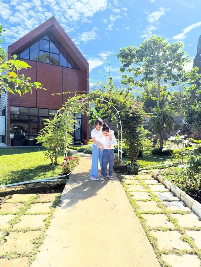 Suasana Rumah Baru Shireen Sungkar di Puncak