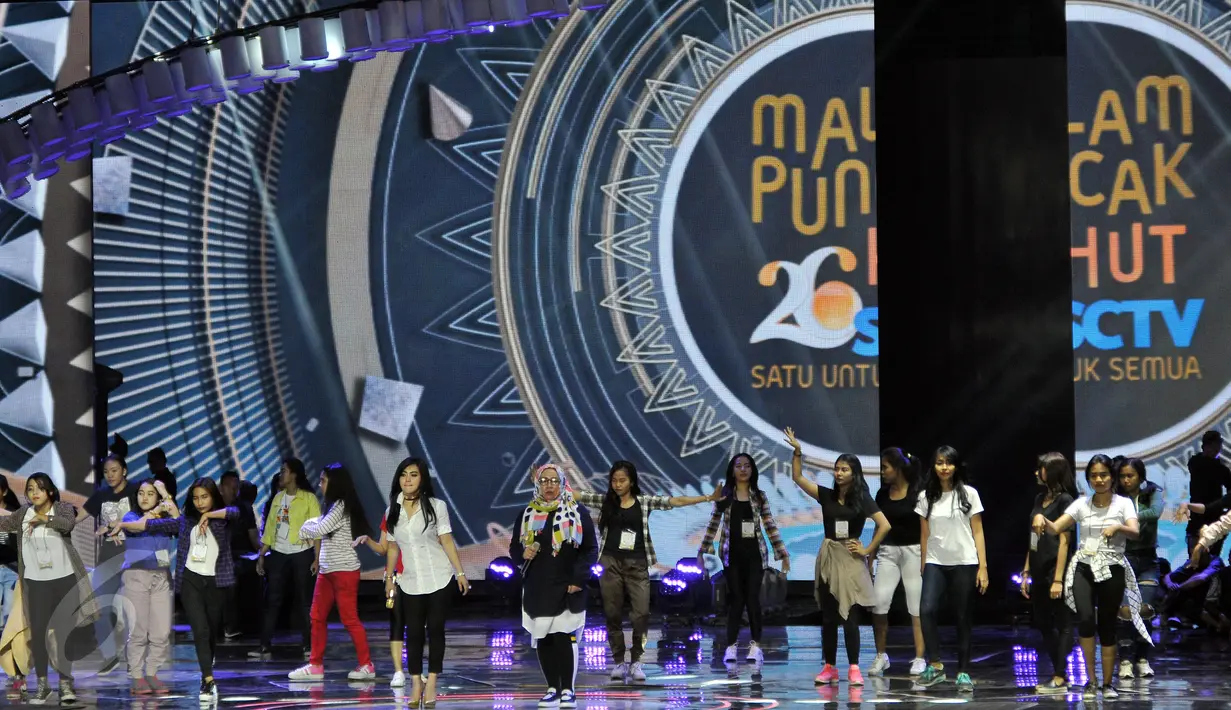 Syahrini dan Melly Goeslaw serta para penari melakukan Gladiresik HUT 26 SCTV di Istora Senayan, Jakarta, Selasa (23/8). Bertema Princess Glamour keduanya akan saling berkolaborasi menyuguhkan sesuatu yang spesial di panggung. (Liputan6.com/Johan Tallo)