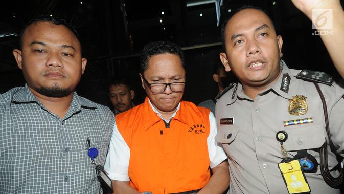 Kadis Kelautan dan Perikanan Kepri Edy Sofyan dikawal petugas usai menjalani pemeriksaan 1 x 24 jam di Gedung KPK, Jakarta, Jumat dini hari (12/7/2019). Edy Sofyan resmi ditahan KPK bersama Gubernur Kepri Nurdin Basirun terkait suap izin lokasi rencana reklamasi di Kepri. (merdeka.com/Dwi Narwoko)