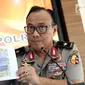 Karopenmas Mabes Polri, Brigjen Dedi Prasetyo menunjukkan gambar tas yang digunakan terduga teroris saat rilis di Jakarta, Senin (6/5/2019). Sebelumnya, Densus 88/Anti Teror meringkus tujuh orang kelompok JAD jaringan Lampung dan menyita sejumlah barang bukti. (Liputan6.com/Helmi Fithriansyah)