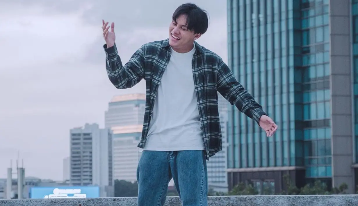 Memilih kaus polos yang dipadukan dengan kemeja bermotif kotak, gaya Rizky Febian ini terlihat cukup sederhana. Dirinya juga memilih celana jeans untuk membuat penampilannya tetap santai namun tak lepas dari style. (Liputan6.com/IG/@rizkyfbian)