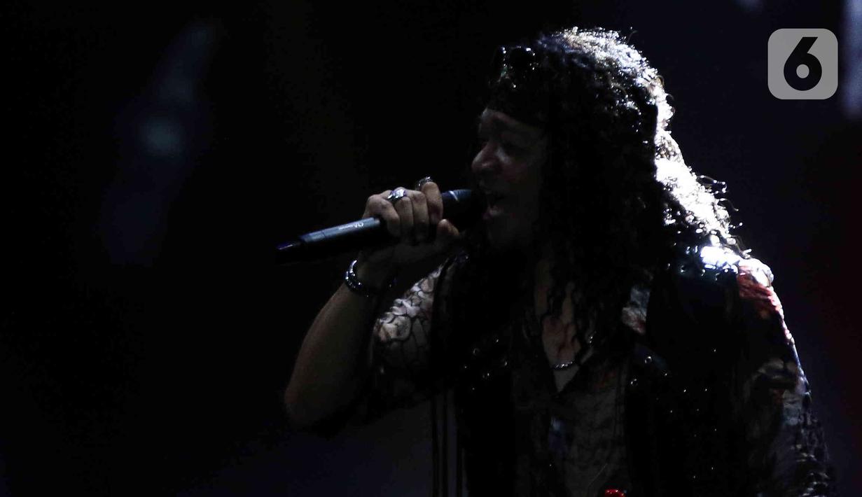 Penampilan Band Rock Seurieus x Candil di atas panggung Everblast Festival 2023 di Gambir Expo Kemayoran, Jakarta, Sabtu (4/3/2023). Panggung Everblast Festival 2023 menjadi saksi reuni antara Seurieus dengan sang mantan vokalis, Candil. (Liputan6.com/Herman Zakharia)