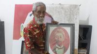 Soesilo Toer, adik kandung penulis Bumi Manusia Pramoedya Ananta Toer menunjukan lukisan Tirto Adhi di kediamannya di Blora. (Liputan6.com/ Ahmad Adirin)