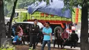 Sejumlah pegawai oulet menyaksikan penyegelan Mal Tebet Green, jakarta, Kamis (23/7/15). Dinas Penataan Kota Pemprov DKI Jakarta mencabut izin fungsi bangunan yang dikelola PT Wahana Cipta Sejahtera Sentosa (WCSS). (Liputan6.com/Herman Zakharia)