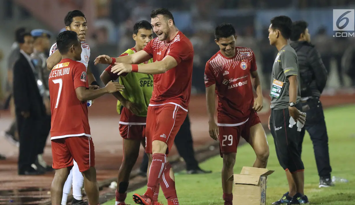 Pemain depan Persija, Marko Simic (tengah) merayakan kemenangan atas PSMS pada laga pertama semifinal Piala Presiden 2018 di Stadion Manahan, Solo, Jawa Tengah, Sabtu (10/2). Marko Simic mencetak tiga gol. (Liputan6.com/Helmi Fithriansyah)