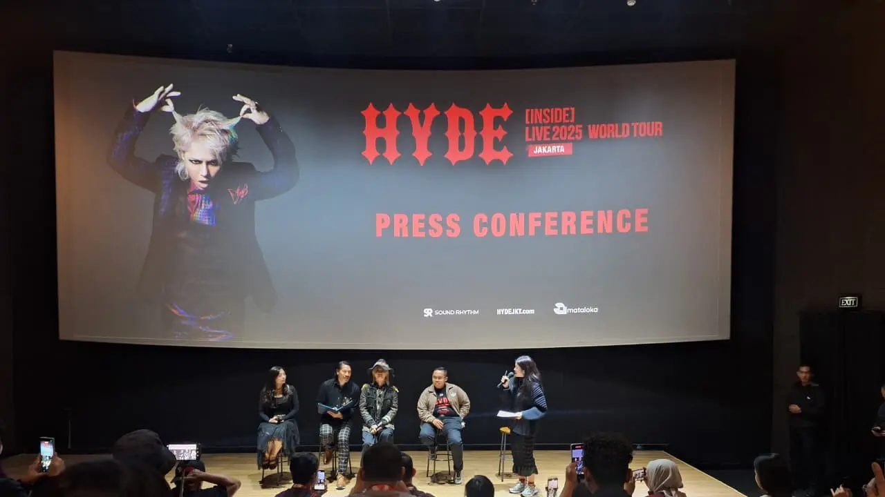 Konferensi pers konder HYDE (duduk di tengah) di Jakarta. (Ratnaning Asih/ LIputan6.com)