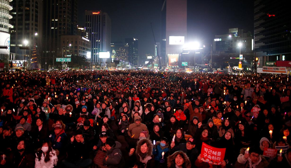 Ratusan ribu pengunjuk rasa duduk berkumpul memadati jalan-jalan utama di pusat Kota Seoul, Korea Selatan, Sabtu (3/12). Namun permohonan itu ditolak oleh oposisi dalam parlemen. (Reuters/Kim Hong-Ji)