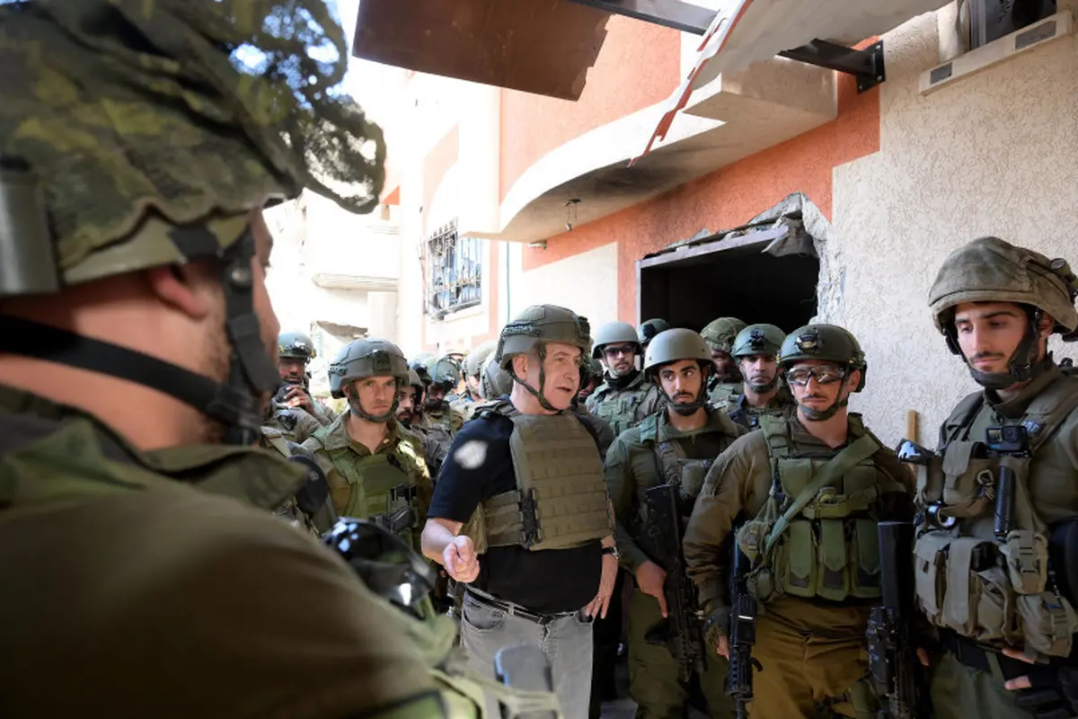 Perdana Menteri Benjamin Netanyahu terlihat bersama pasukan Israel di Jalur Gaza pada Minggu, 25 November 2023. (GPO/Avi Ohayon)