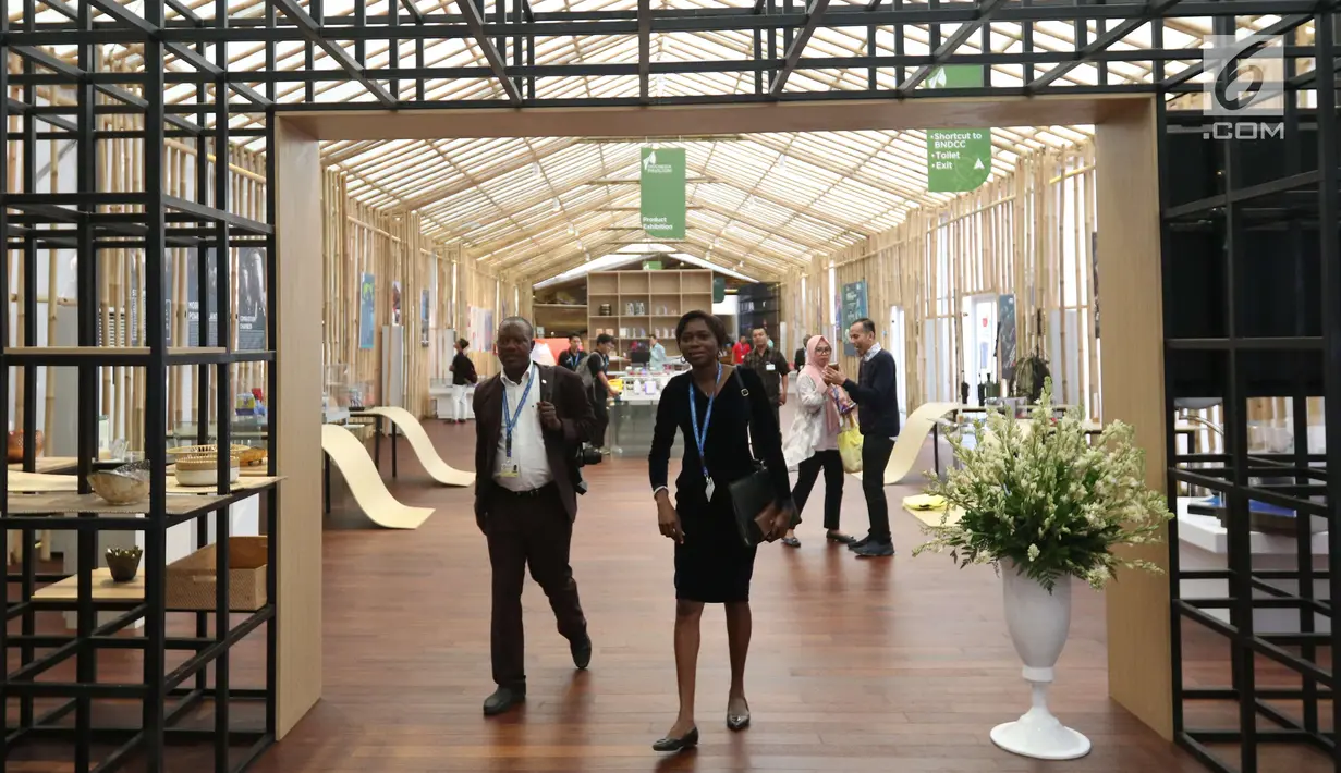 Sejumlah Delegasi Pertemuan Tahunan IMF-Bank Dunia mengunjungi pameran Indonesia Pavilion di Nusa Dua, Bali, Minggu (14/10). Para delegasi dunia mengaku tertarik dengan keunikan dan keberagaman Indonesia. (Liputan6.com/Angga Yuniar)
