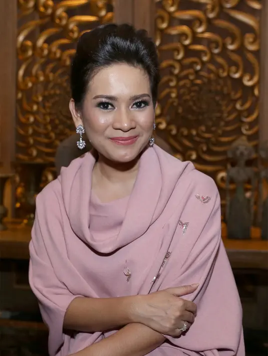 'Saya hanya ingin membawa konsep musik sendiri. Dangdut enggak semuanya harus goyang. Cuma jempol (yang digoyang), juga udah asyik, kok, he he he,' tambahnya. (Andy Masela/Bintang.com)