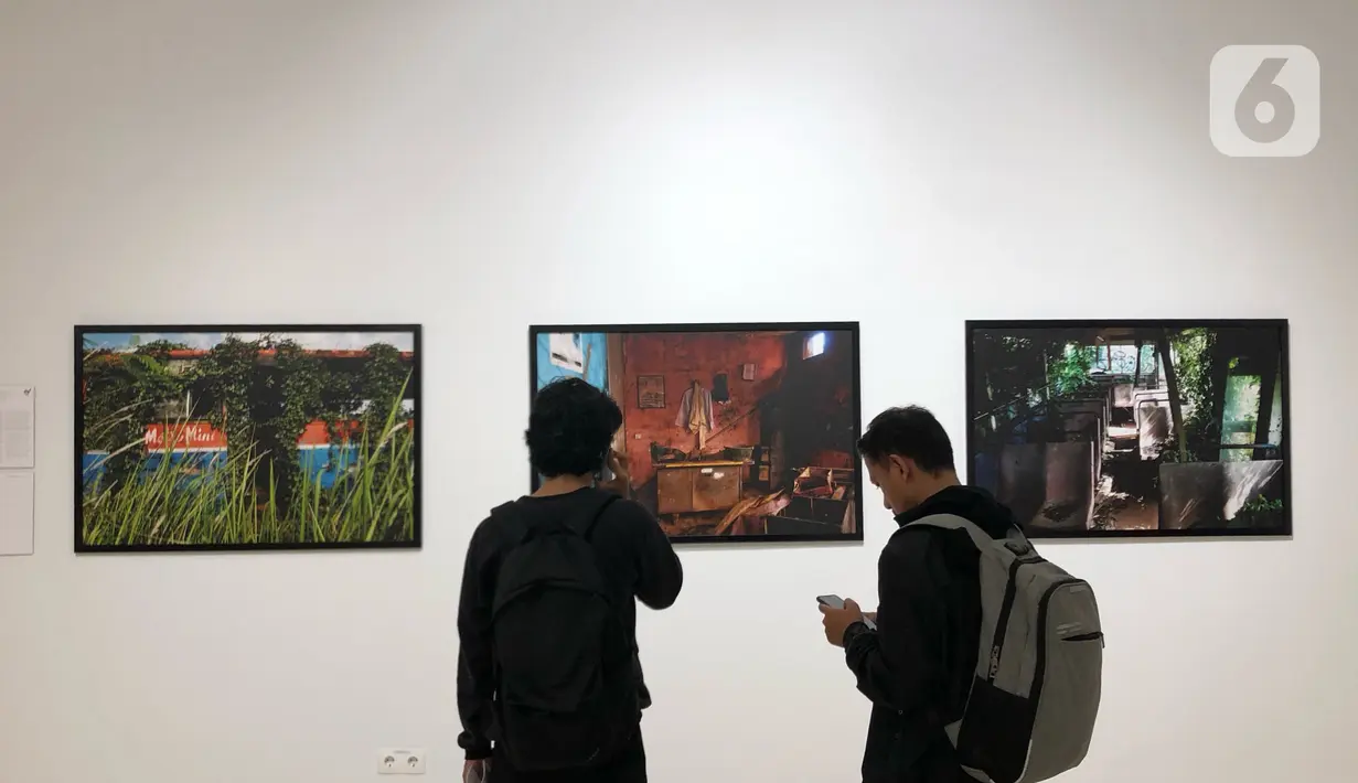 Pengunjung mengamati karya fotografi yang dipajang dalam pameran bertajuk Innovation di Erasmus Huis, Jakarta, Kamis (5/3/2020). Pameran yang menceritakan tentang inovasi dari karya dari 10 pewarta foto tersebut berlangsung hingga 5 April 2020. (Liputan6.com/Immanuel Antonius)