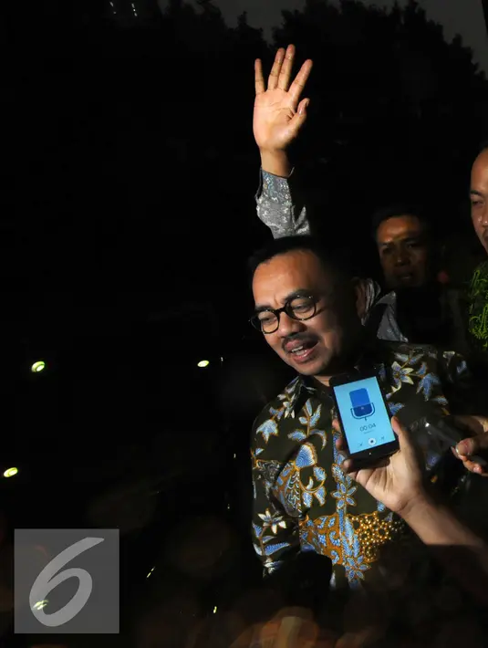 Menteri ESDM, Sudirman menjawab pertanyaan wartawan saat tiba di KPK, Jakarta, Jumat (13/11). Sudirman Said diperiksa sebagai saksi dalam kasus suap proyek pembangkit listrik mikro hidro di Kabupaten Deiyai, Papua. (Liputan6.com/Helmi Afandi)