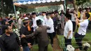 Setelah disemayamkan di rumah duka, jenazah ayahanda Nia Ramadhani, Priya Ramadhani dimakamkan, Sabtu (08/03/14) (Liputan6.com/Rini Suhartini)