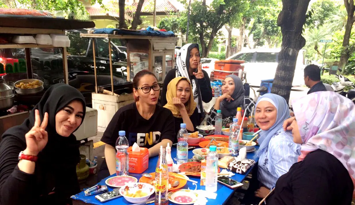 Inul Daratista salah satu penyanyi dangdut Tanah Air papan atas. Selain sukses sebagai penyanyi dangdut istri Adam Suseno itu juga sukses dalam merintis bisnis tempat karaoke. (Instagram/inul.d)