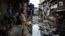 Dua orang anak bermain di pinggir kali di Tanah Abang, Jakarta, Senin (4/9). Tingkat kemiskinan itu didasarkan pada data Badan Pusat Statistik (BPS). (Liputan6.com/Angga Yuniar)
