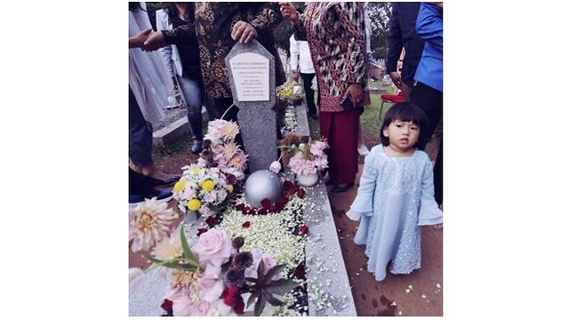 Momen Haru Gayatri di Pusara Ani Yudhoyono