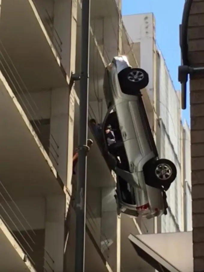 [Bintang] Proses Penyelamatan Pria yang Terjebak di Mobil Menggantung