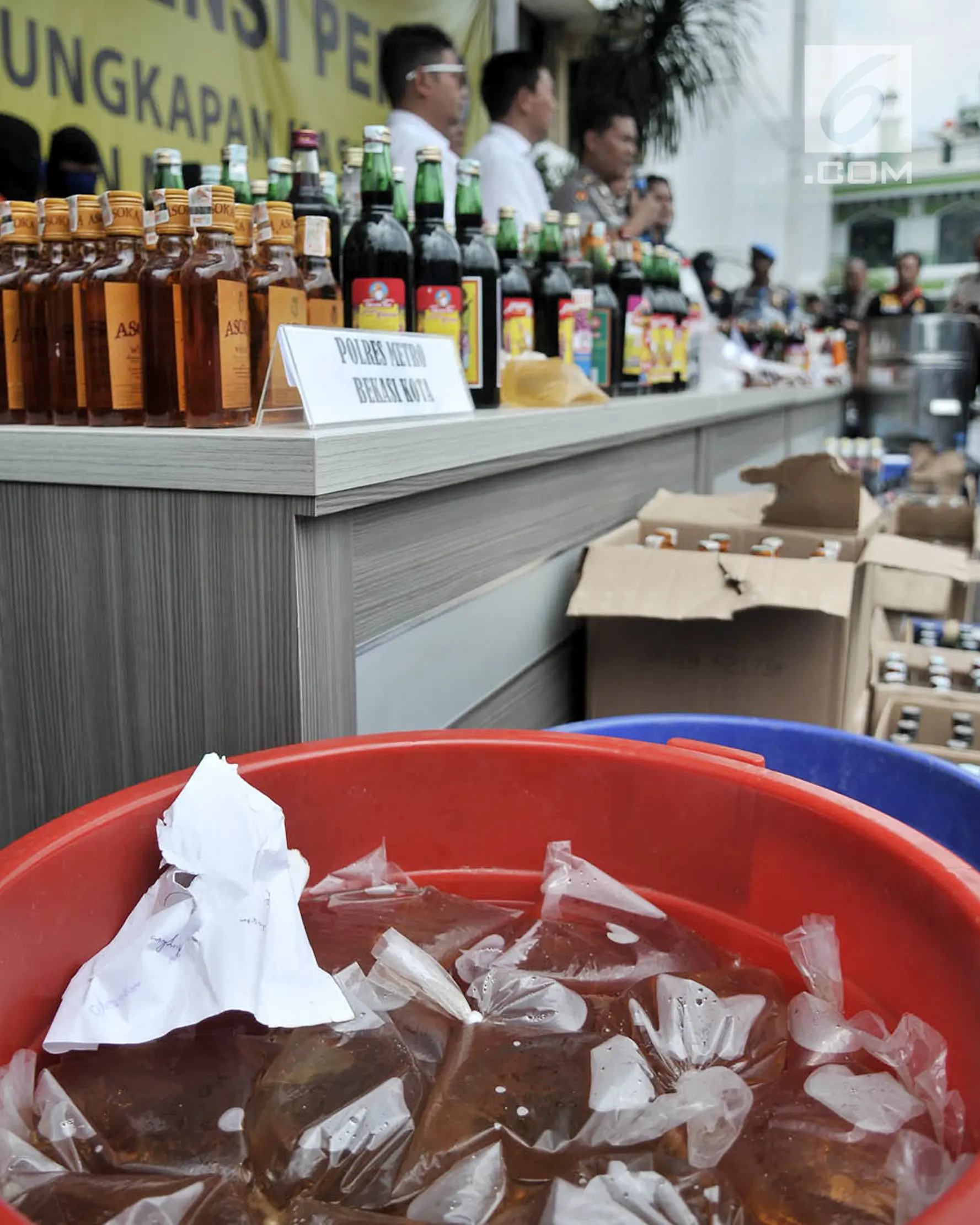 Barang bukti miras oplosan saat dihadirkan dalam rilis di Mapolres Jakarta Selatan, Rabu (11/4). Polisi menyita puluhan bungkus miras oplosan, 2 bungkus alkohol, 7 botol Coca Cola, Extra Joss, sirup ABC, dan uang Rp 261.000. (Merdeka.com/Iqbal Nugroho)
