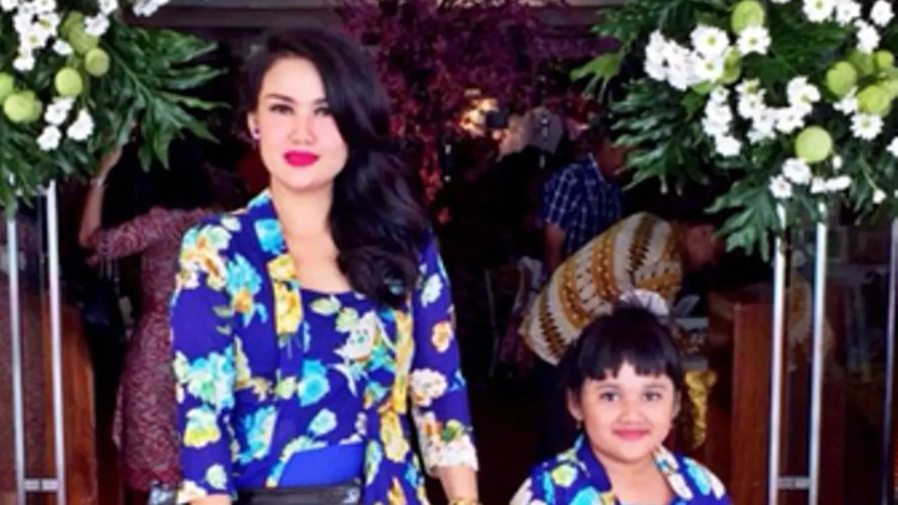 'Sweet', Ini 10 Style Busana Hari Kartini Bersama Mama Tercinta