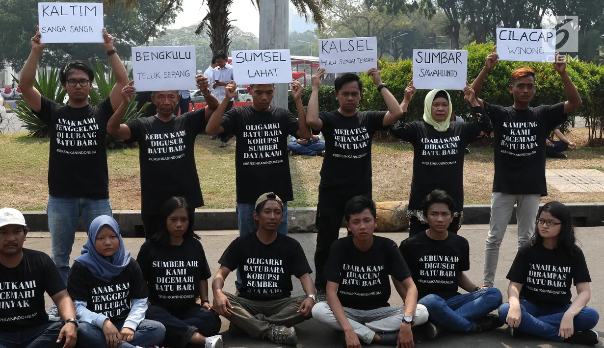 Aktivis menunjukkan pesan tuntutan saat menggelar aksi #BersihkanIndonesia di depan Istana Merdeka, Jakarta, Senin (19/8/2019). Aktivis menyerukan kebebasan hakiki dari kerusakan lingkungan dengan meninggalkan sumber energi fosil beralih ke energi bersih terbarukan. (Liputa6.com/Angga Yuniar)
