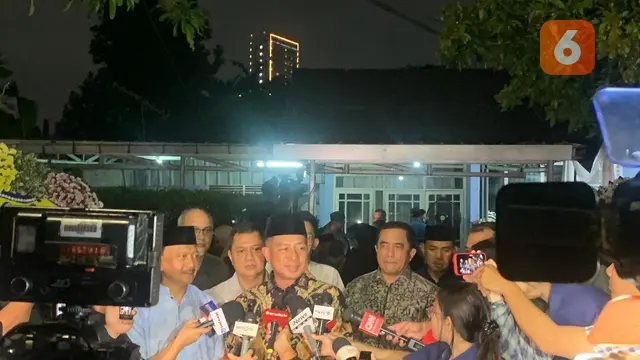Panglima TNI Jenderal Agus Subiyanto melayat ke rumah duka Marsma Fajar Adianto (Liputan6.com/Lizsa Egeham)