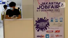 Seorang pria berjaga di salah satu stan perusahaan pada acara "Jakarta Job Fair" di Ratu Plaza, Jakarta, Senin (6/12/2021). Jakarta Job Fair tersebut di lima wilayah kota adminitrasi di Provinsi DKI Jakarta dari 6 hingga 14 Desember 2021. (Liputan6.com/Johan Tallo)