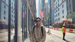 Mengawali September 2022, Calvin Jeremy mengunggah foto saat berada di jalanan yang membelah New York City. Sang istri tak tampak karena rangkap jabatan sebagai fotografer. “Jalan-jalan di New York, difotoin ichiku alias istriku Novia Santoso,” beri tahunya. Foto ini disambut para selebritas salah satunya Rezky Aditya yang merespons, “Gaya banget!” (Foto: Dok. Instagram @calvinjeremy)