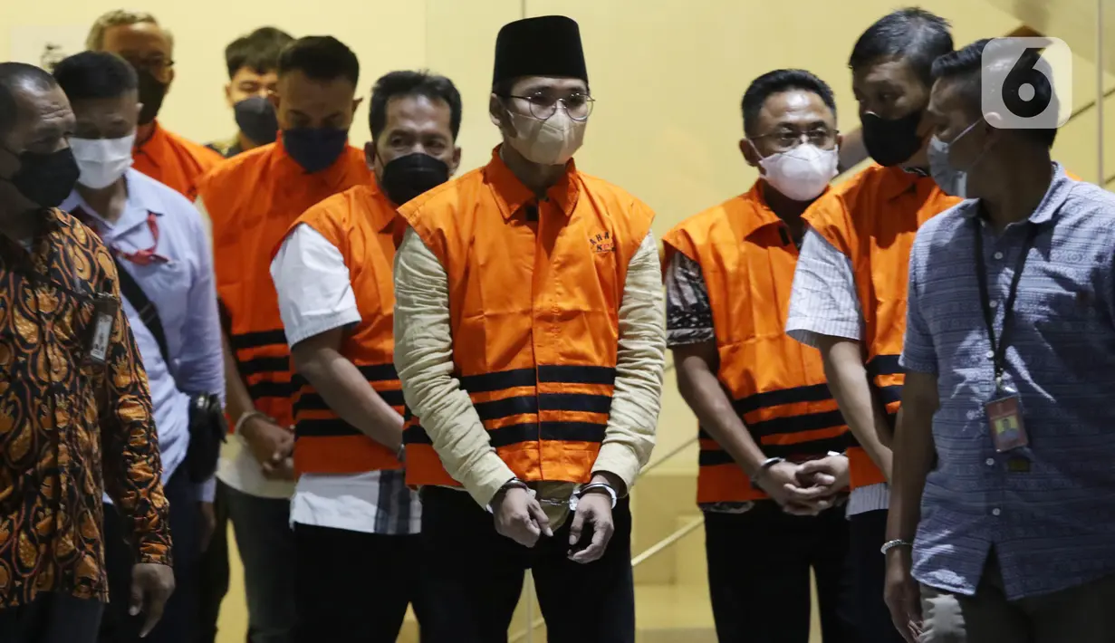 Bupati Bangkalan R Abdul Latif Amin Imron (tengah) sesaat sebelum rilis penetapan penahanan di Gedung Merah Putih KPK, Jakarta, Rabu (7/12/2022). Abdul Latif Amin Imron bersama lima pejabat di lingkungan Pemerintah Kabupaten Bangkalan, Jawa Timur ditahan KPK setelah sebelumnya ditetapkan sebagai tersangka dugaan suap lelang jabatan. (Liputan6.com/Helmi Fithriansyah)