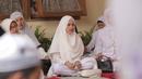 Sebelum berangkat menunaikan ibadah haji, Ikke bersama orangtua dan sahabatnya Gebby menggelar acara walimatusafar. Acara yang diisi dengan pembacaan Alquran, dzikir, juga tausyiah tersebut, Ikke sangat khusyuk. (Nurwahyunan/Bintang.com)
