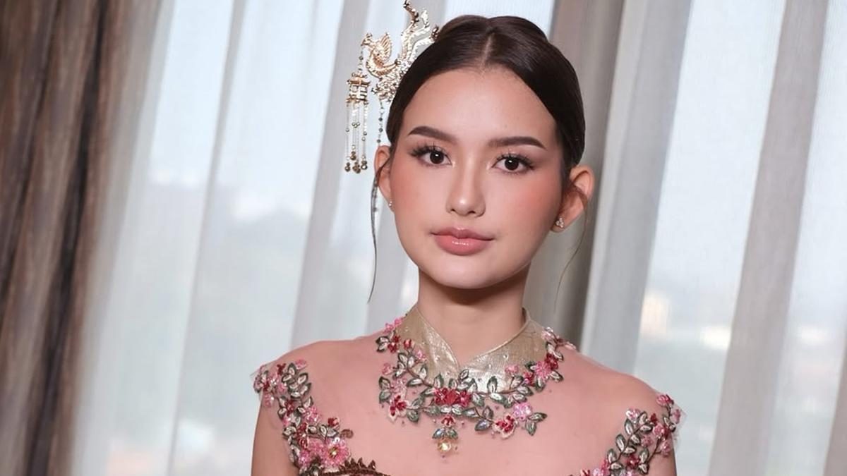 6 Pesona Sarah Menzel di Acara Sangjit Sang Kakak, Anggun Berbalut Kebaya Emas