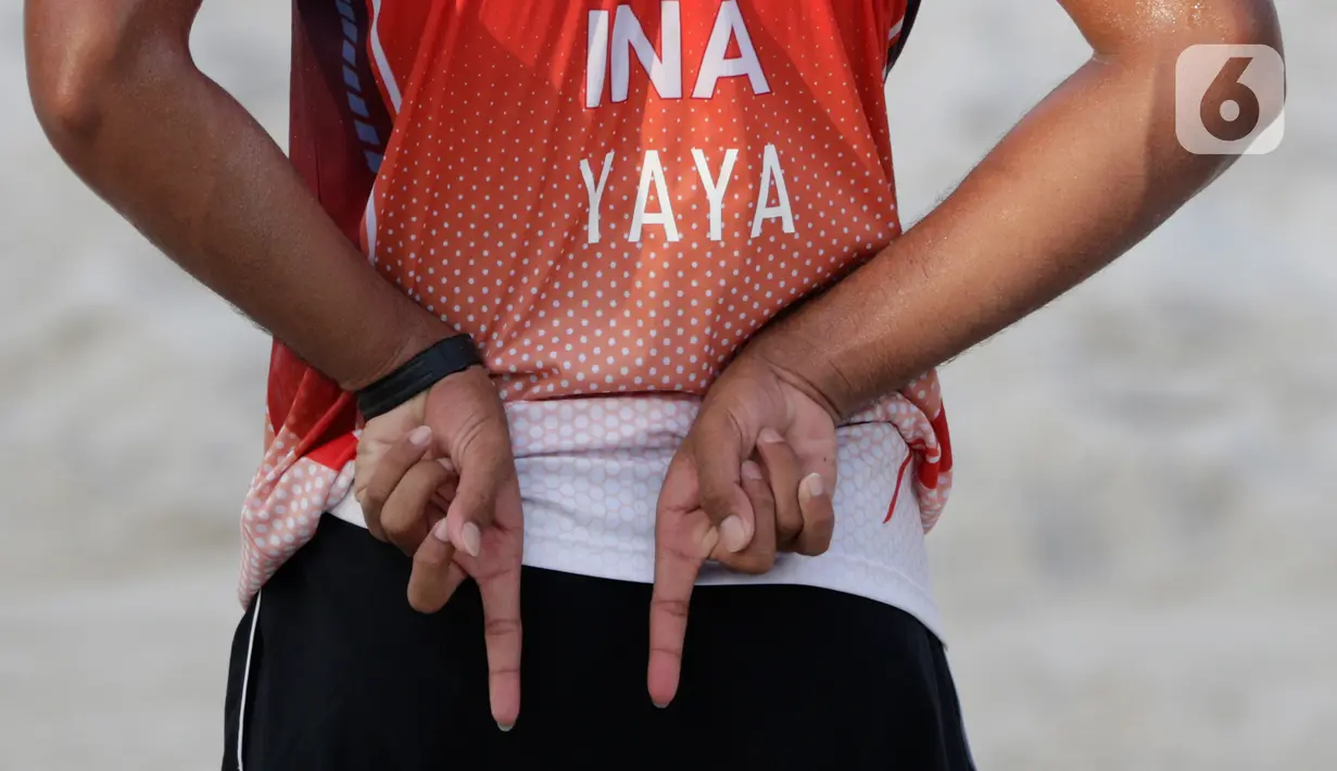 Pevoli pantai Indonesia, Ade Chandra, memberi kode saat melawan Thailand pada laga final voli pantai beregu putra SEA Games di Subic Court Tennis, Filipina, Jumat (6/12/2019). Indonesia berhasil meraih emas. (Bola.com/M Iqbal Ichsan)