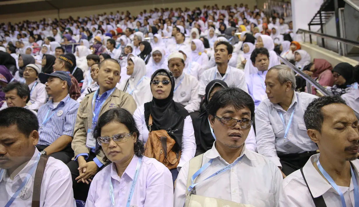 Sejumlah guru Tuna Netra turut menghadiri acara Peringatan Hari Guru Nasional 2015, Istora Senayan, Jakarta, Selasa (24/11). Peringatan hari guru tahun ini mengangkat tema 'Guru Mulia Karena Karya'. (Liputan6.com/Faizal Fanani)