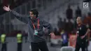 Pelatih Persija, Stefano Cugurra memberi arahan saat laga melawan Johor Darul Takzim pada lanjutan penyisihan Grup H Piala Asia 2018 di Stadion GBK, Jakarta, Selasa (10/4). Persija menang telak 4-0. (Liputan6.com/Helmi Fithriansyah)