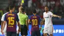 Gelandang Sevilla, Franco Vazquez, mendapat kartu kuning saat melawan Barcelona pada laga Piala Super Spanyol di Stadion Ibn Batouta, Tangiers, Minggu (12/8/2018). Barcelona menang 2-1 atas Sevilla. (AP/Mosa'ab Elshamy)